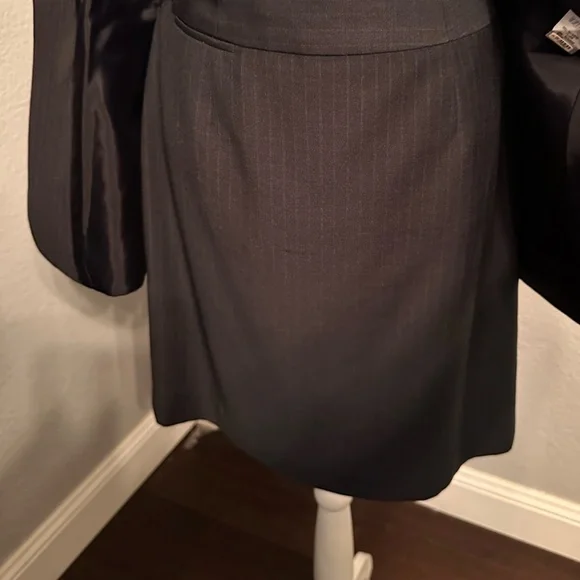 Calvin Klein Pinstriped Charcoal Skirt – Size 6 – Excellent Condition - Picture 2 of 6